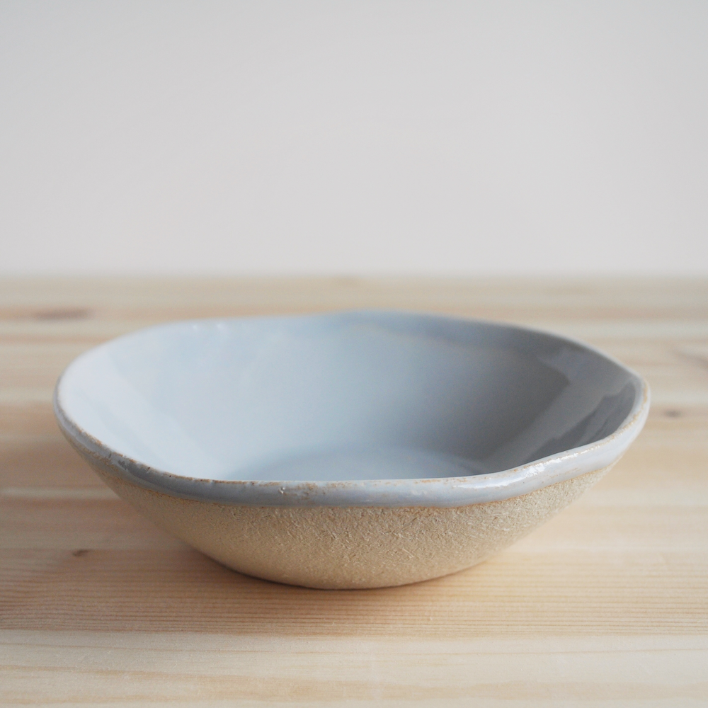 Håndlaget blå rustikk skål i keramikk. Laget i Finland. Passer perfekt til suppe, grøt eller dessert. Raaka Rå servise.