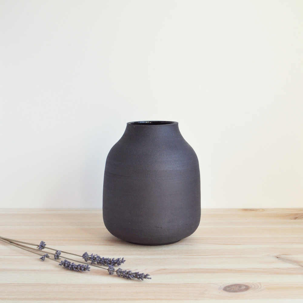 Håndlaget sort vase i keramikk fra Kerafiikka. Uglasert på utsiden. Håndlaget i Finland på en bærekraftig måte.