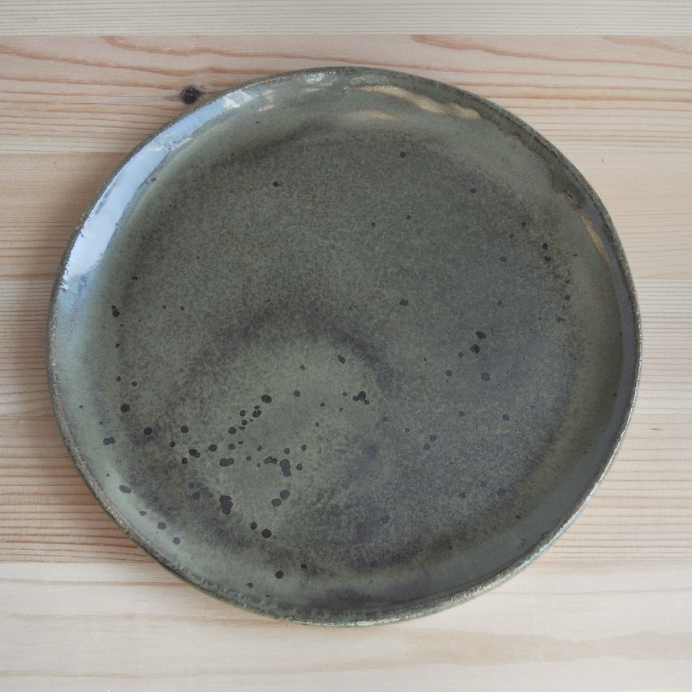Oliven grønn håndlaget tallerken i keramikk med rustikk finish. Laget i Finland. Raaka Rå servise.