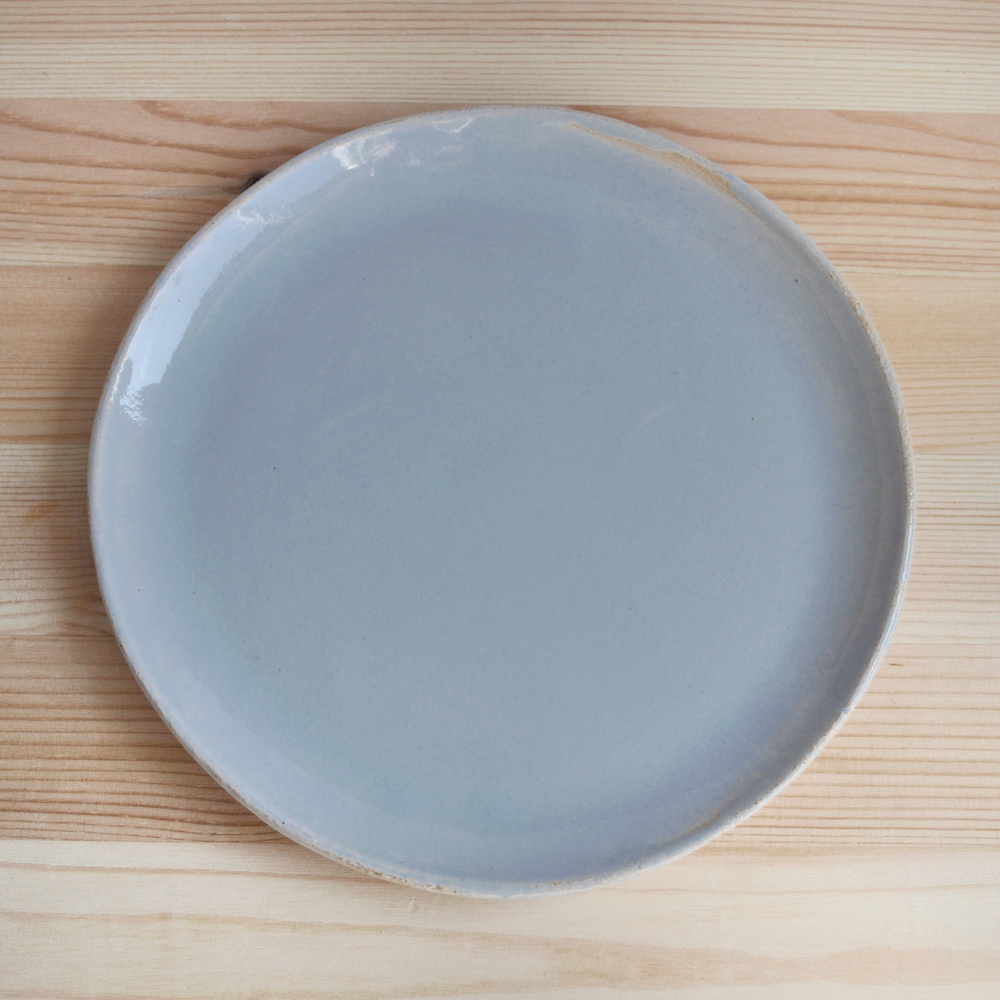 Blå håndlaget tallerken i keramikk med rustikk finish. Laget i Finland. Raaka Rå servise.  Kan vaskes i oppvaskmaskin.