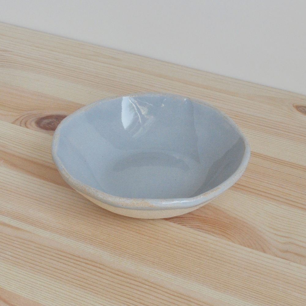 Liten blå rustikk skål i keramikk. Håndlaget i Finland. Raaka Rå servise. Kan vaskes i oppvaskmaskin.