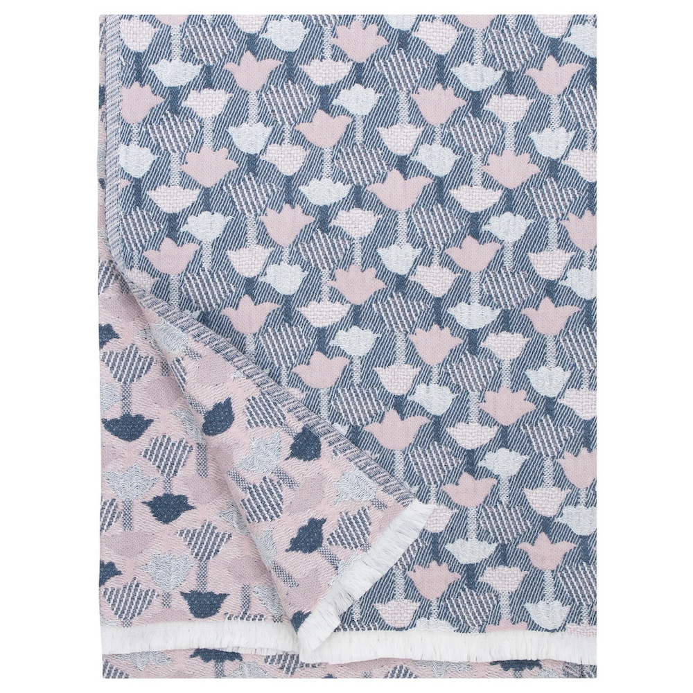 Stort pledd vevd i ull og lin. Stuen eller soverommet. Mønster med tulipaner i rosa, blått og hvitt. Produsert i Finland. 130x240cm