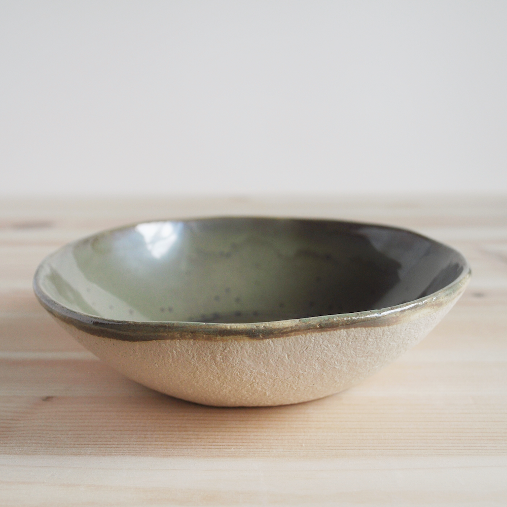 Håndlaget oliven grønn rustikk skål i keramikk. Laget i Finland. Passer perfekt til suppe, grøt eller dessert.