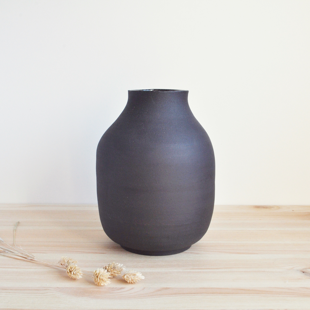 Håndlaget sort vase i keramikk fra Kerafiikka. Uglasert på utsiden. Håndlaget i Finland på en bærekraftig måte.