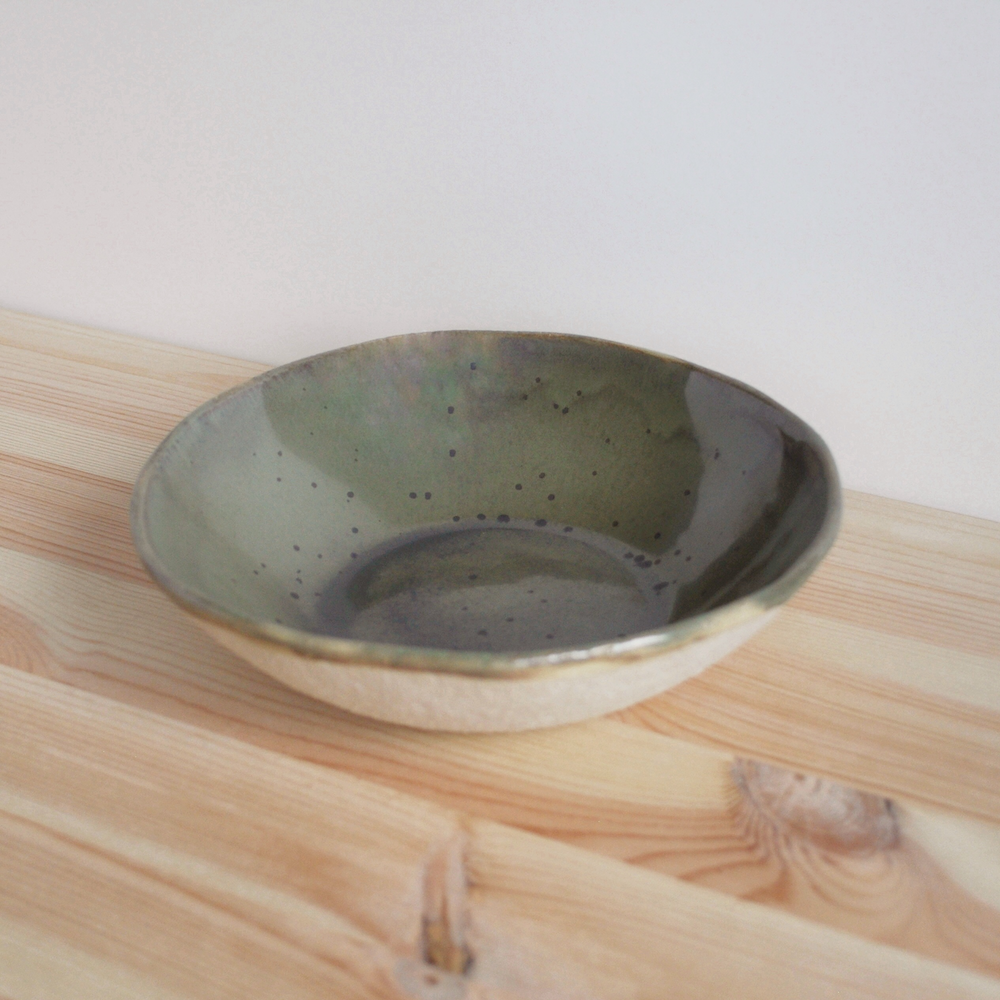 Håndlaget oliven grønn rustikk skål i keramikk. Laget i Finland. Passer perfekt til suppe, grøt eller dessert.