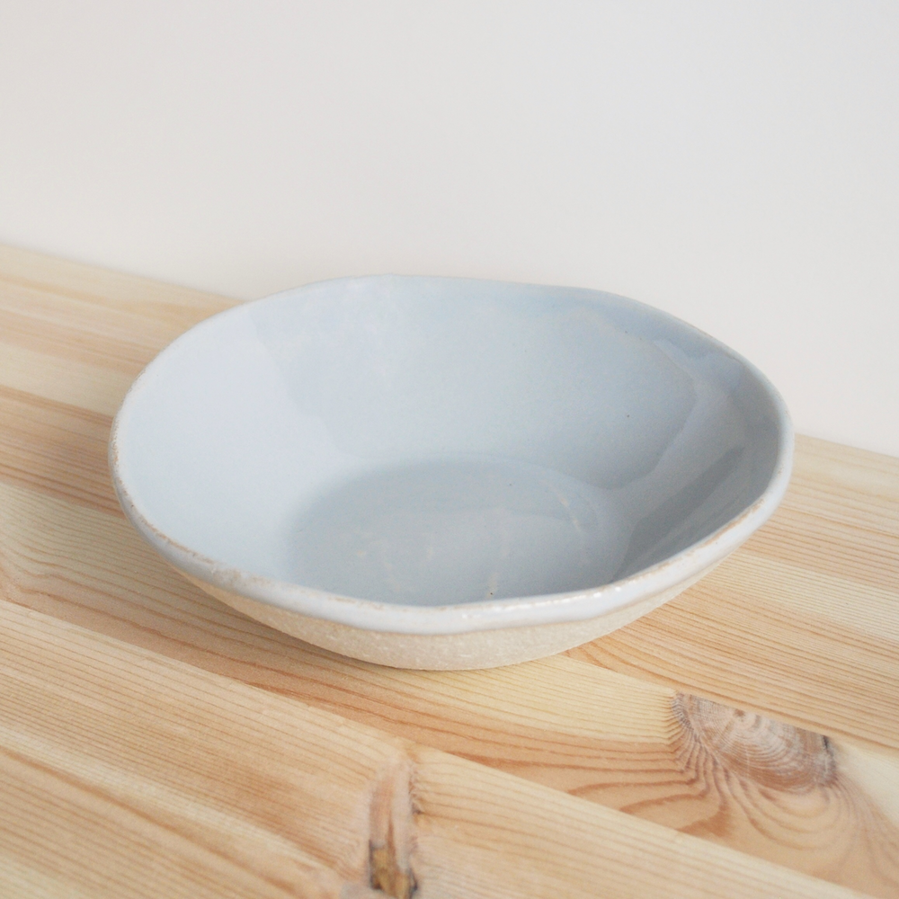Håndlaget blå rustikk skål i keramikk. Laget i Finland. Passer perfekt til suppe, grøt eller dessert. Raaka Rå servise.