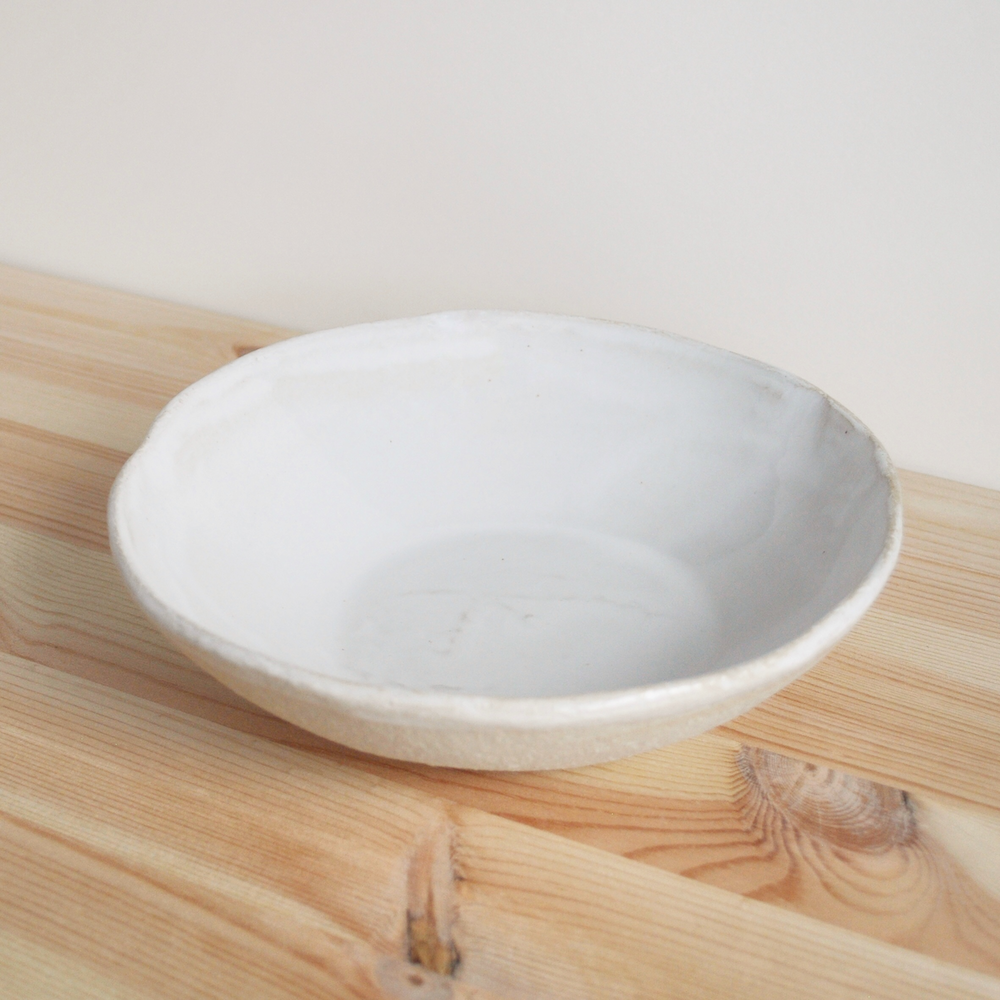 Håndlaget hvit rustikk skål i keramikk. Laget i Finland. Passer perfekt til suppe, grøt eller dessert. Raaka Rå servise.