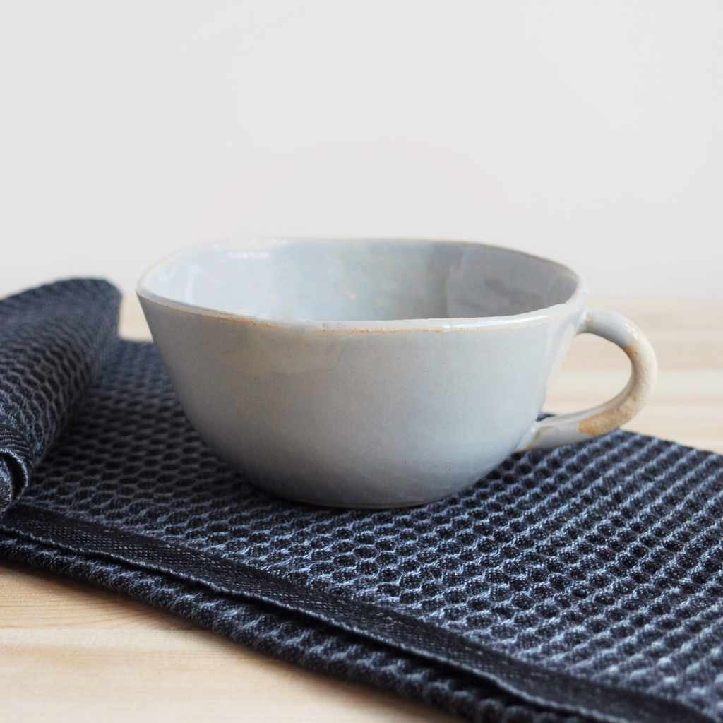 Rustikk håndlaget blå kopp i keramikk. Laget i Finland. Kaffekopp, tekopp, kakaokopp. Raaka Rå servise. Tweed kopp.