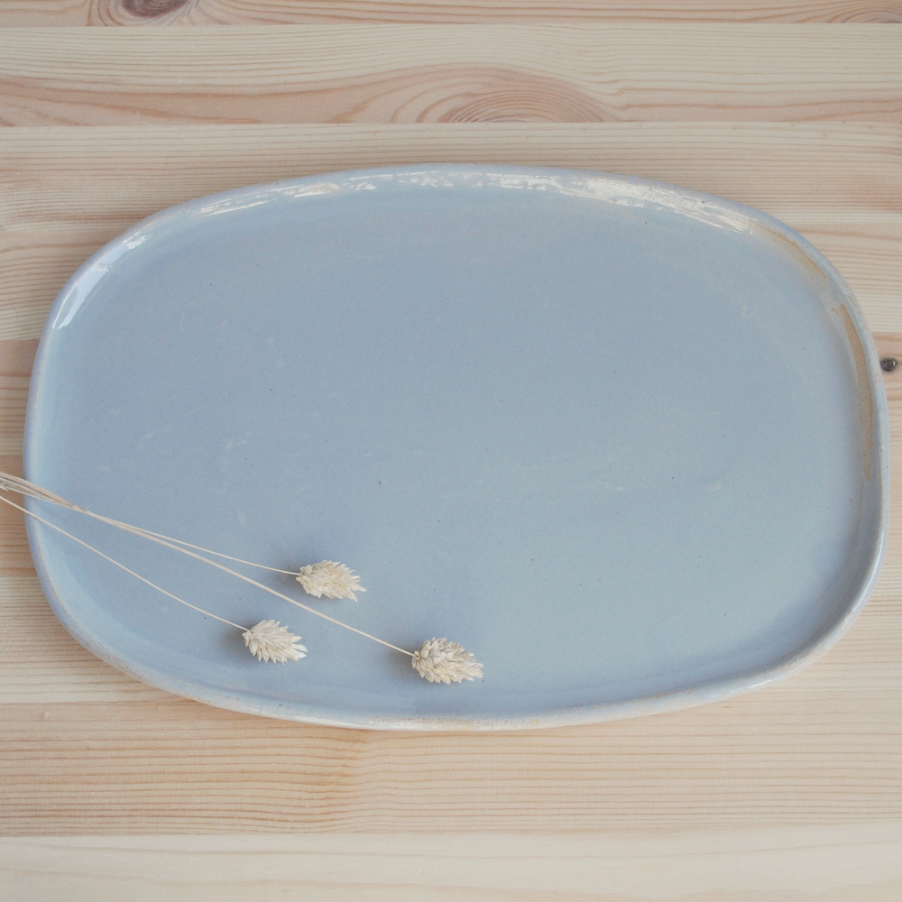 Håndlaget blå serveringstallerken i keramikk med rustikk finish. Laget i Finland. Raaka Rå servise. Kan vaskes i oppvaskmaskin.