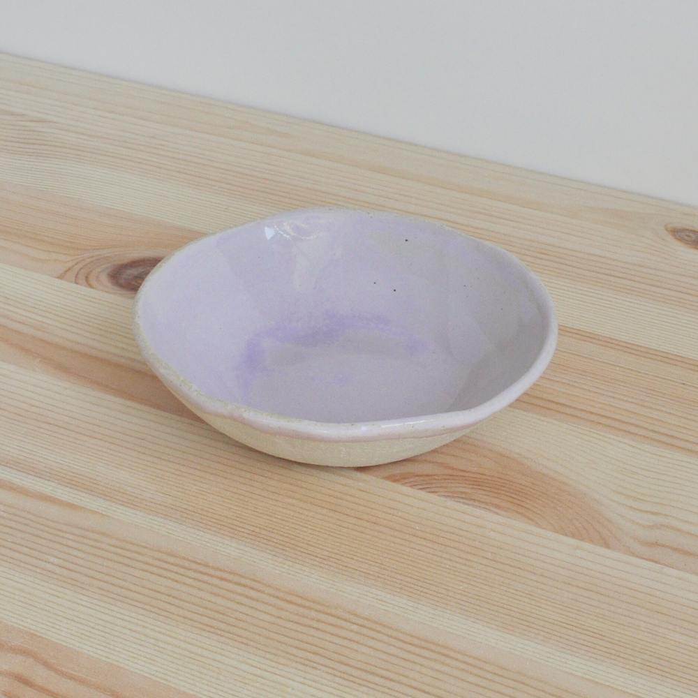 Liten rosa rustikk skål i keramikk. Håndlaget i Finland. Raaka Rå servise. Kan vaskes i oppvaskmaskin.