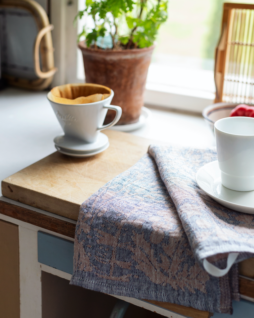 Blått og kanel kjøkkenhåndkle i 100% vasket miljøvennlig lin. Absorberende, tørker raskt. Produsert i Finland. 48x70cm