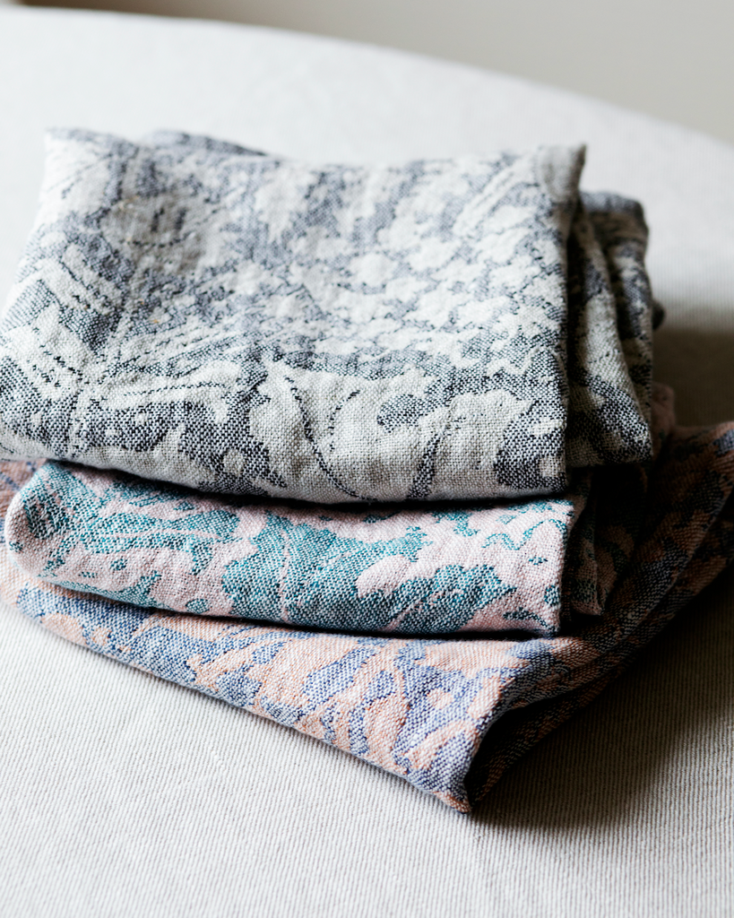 Kjøkkenhåndklær i 100% vasket miljøvennlig lin. Vevd mønster. Absorberende, tørker raskt. Produsert i Finland. 48x70cm