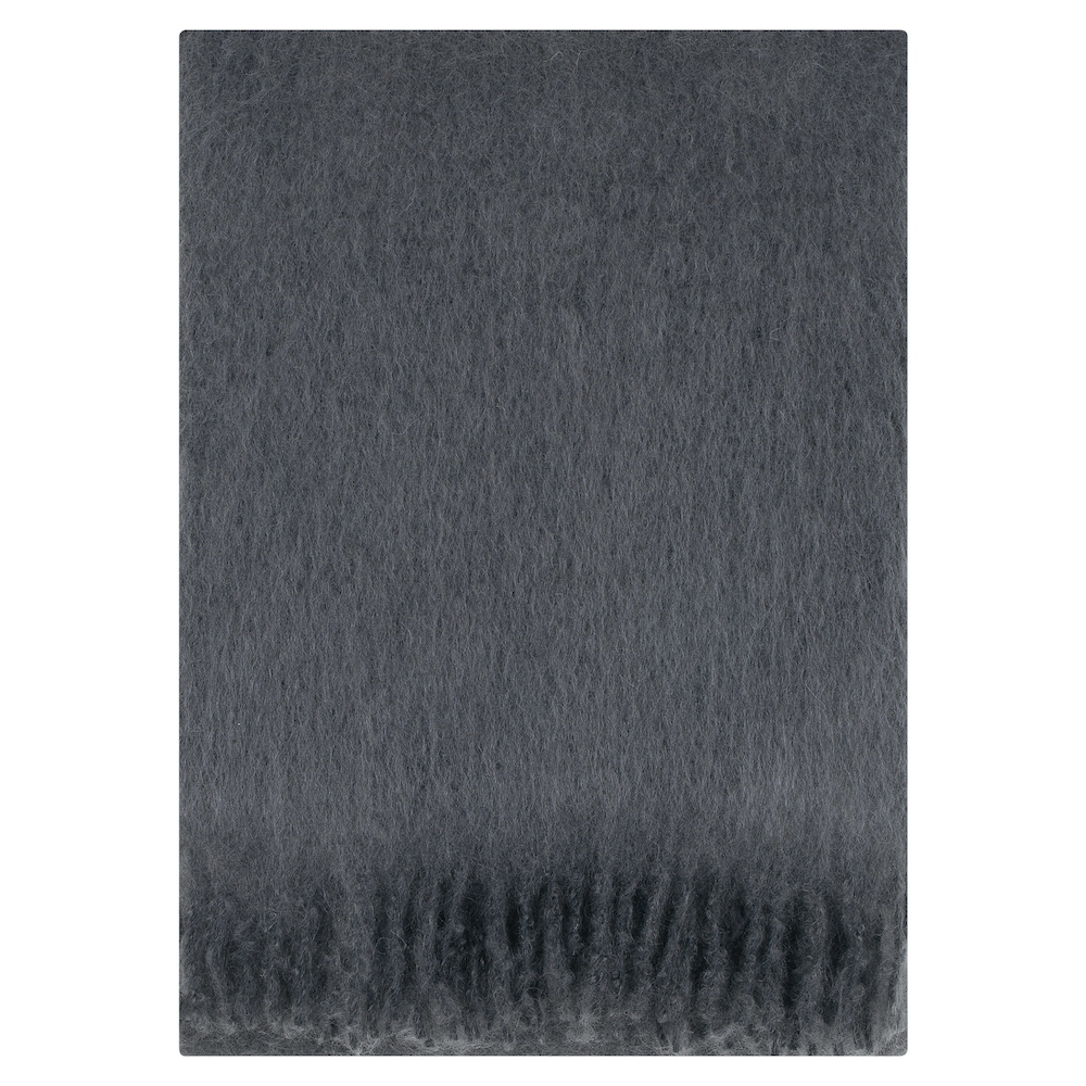 Smoke grått mohair ullpledd med frynser. Produsert i Finland og Litauen. 130x170cm